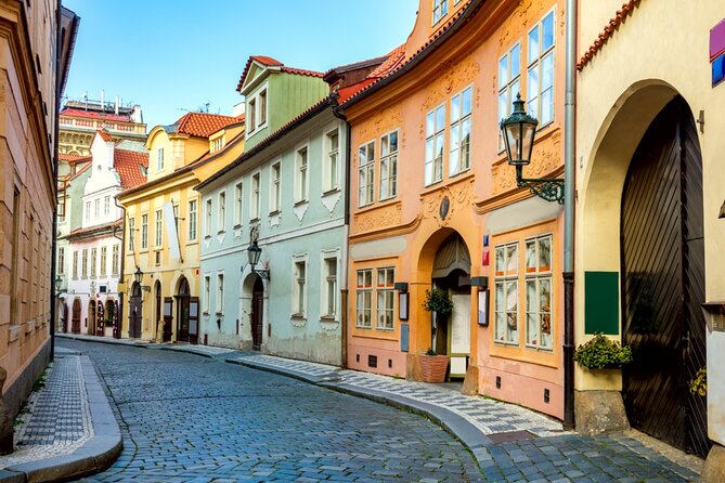 Prague: Alchemy & Dark Arts Exploration Game Tour - Start line at Franz Kafka Rotating Head by David Černy
