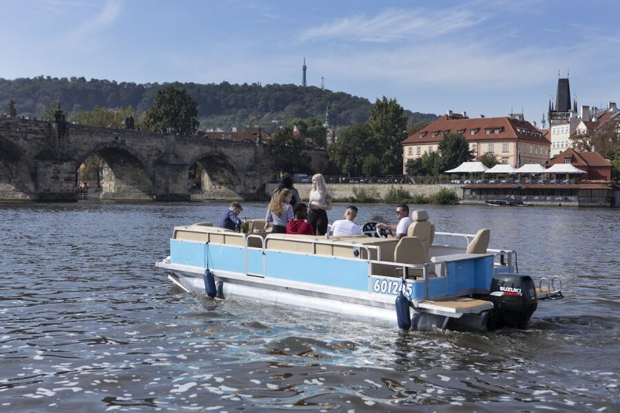 Prague: Beer Boat Tour - Drinks included: unlimited Budvar, or prosecco, or cider