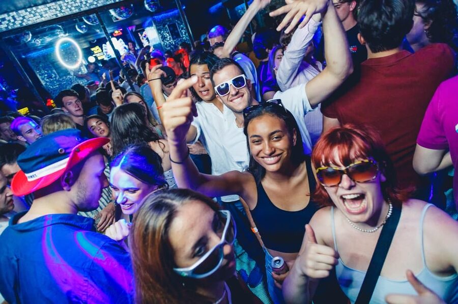 Prague: Boat Party with Unlimited Drinks & After Party Entry - Two decks, one DJ: the party energy on board