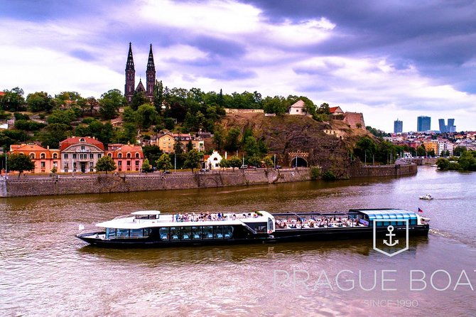 Prague Boats 2-hour Lunch Cruise - Lunch on Board: Buffet Setup, Vegetarian Options, and Food Reality