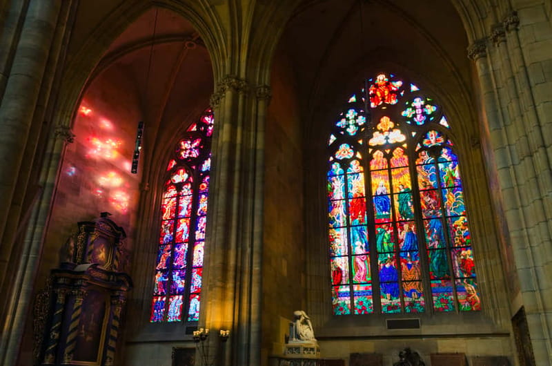 Prague Castle: 1-Hour Introduction Tour with Entry Ticket - Castle Hill Views: When to Stop and Look at Prague