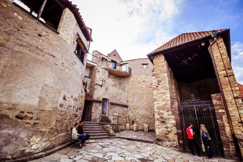 Prague Castle: 1-Hour Introduction Tour with Entry Ticket - Meeting Point and Getting There Without Stress