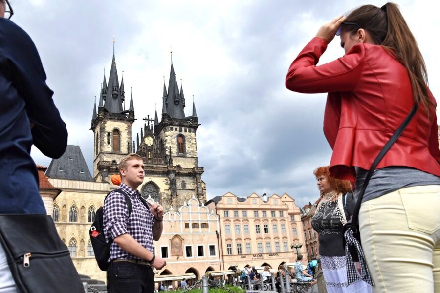 Prague: Castle and Jewish Quarter Tour with Cruise and Lunch - Josefov (Jewish Quarter): small alleys, big stories