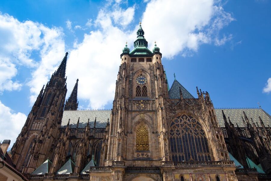 Prague: Castle and Jewish Quarter Tour - Charles Bridge and the start of the skyline story
