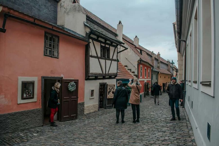 Prague Castle, St. Vitus Cathedral, Royal Palace, St. George's Basilica - What the 3-Hour Format Feels Like on the Ground