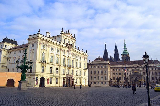 Prague Castle Walking Tour - Charles Bridge finish: turning the tour into a strong final moment