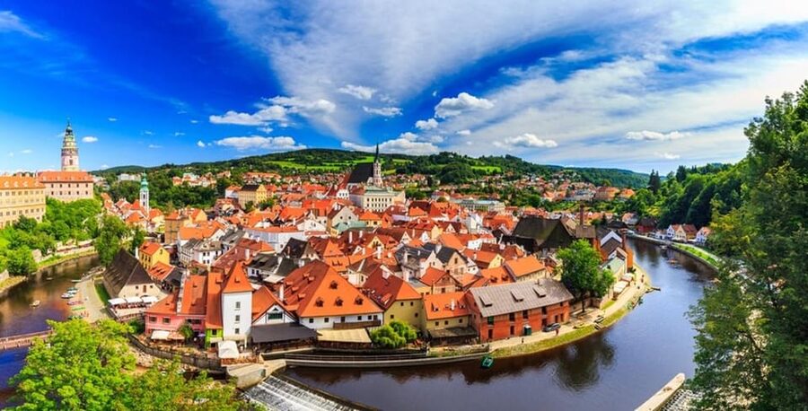Prague: Cesky Krumlov Private Day Tour - Český Krumlov hits different when you approach it with context
