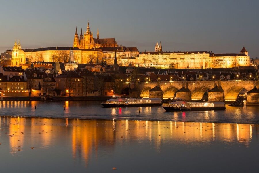 Prague: City Tour and Dinner Cruise with Hotel Pickup - A 4-hour Prague night plan: minibus overview plus a Vltava dinner cruise