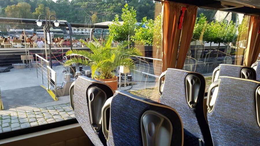 Prague: City Tour and Dinner Cruise with Hotel Pickup - Dinner buffet, drinks, and live music: what makes the onboard meal work