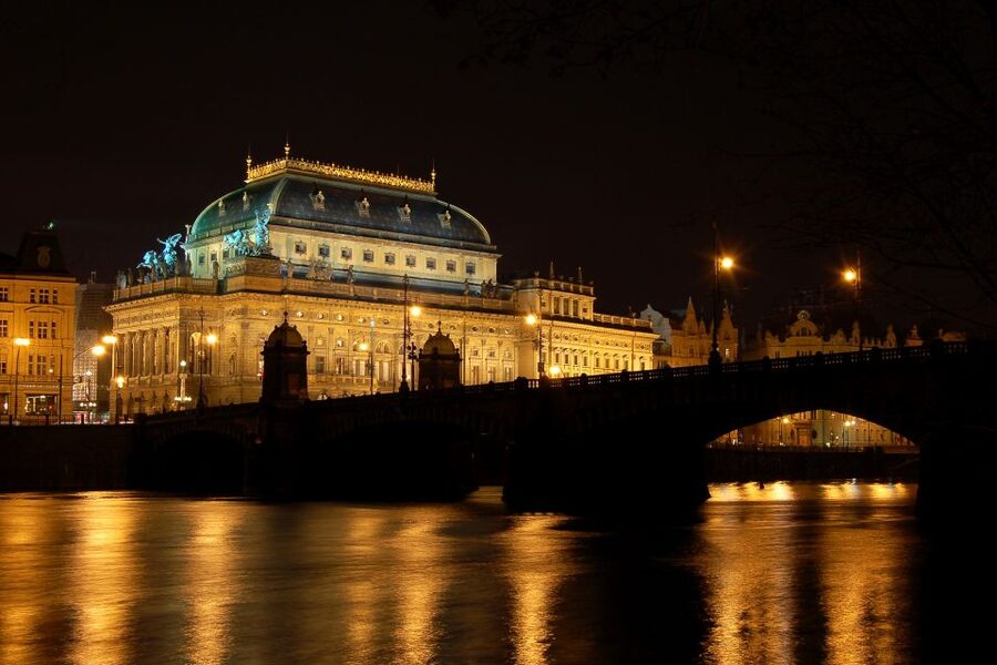 Prague: City Tour and Dinner Cruise with Hotel Pickup - Hotel pickup and the 45-minute minibus circuit through Prague’s main districts
