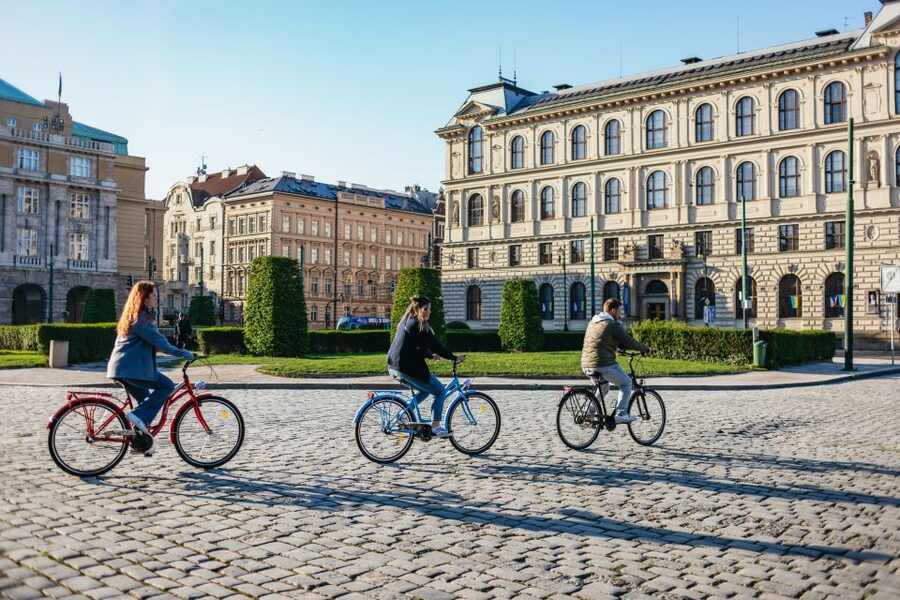Prague: Complete Bike Tour - Old Town Square and the astronomical clock area: seeing the center with context