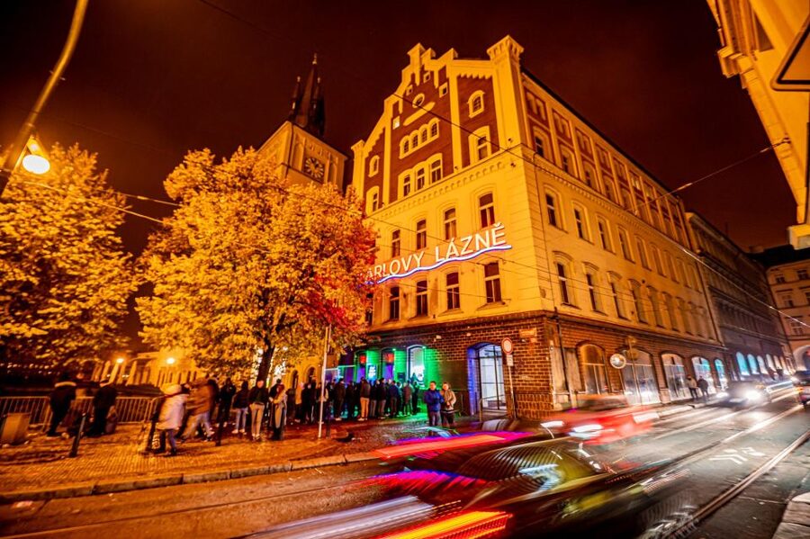 Prague: Entry ticket to Ice Pub Prague with Nightclub Option - The 30-minute rhythm: timing that affects your whole visit