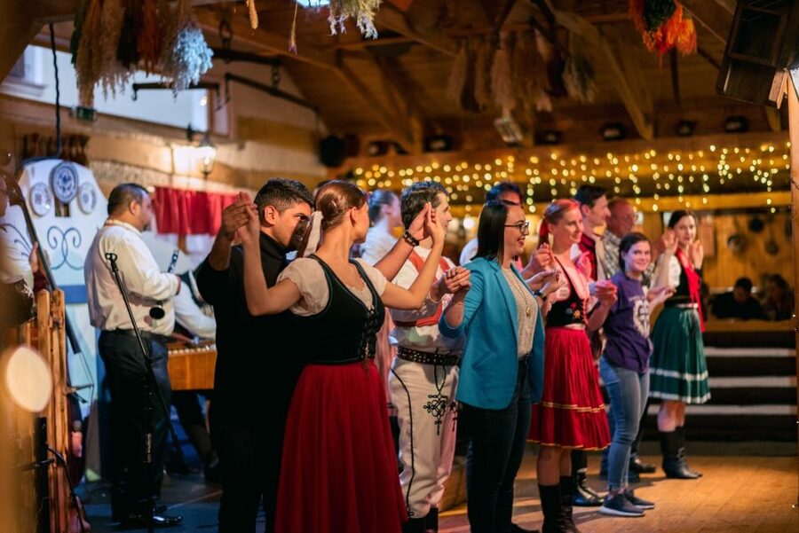 Prague: Evening Folklore Garden Party with Traditional Menu - Sipping like locals: the unlimited beer and wine factor