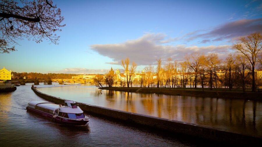 Prague: Evening Vltava River Eco Cruise with Prosecco - What to Bring (and What to Skip)