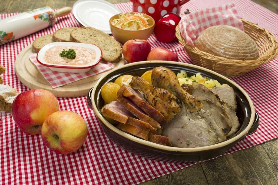 Prague: Folkloric Dinner Show with Unlimited Drinks - Folklore Garden, Hlubočepy, and the easiest way to plan your evening
