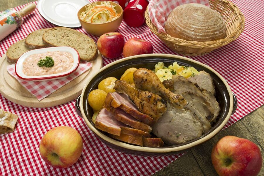 Prague: Folkloric Dinner Show with Unlimited Drinks - Things to watch: seating view, portion size, and drink refills