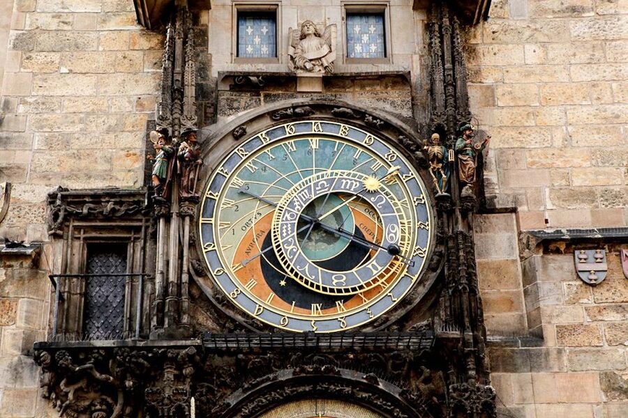 Prague: Full-Day Sightseeing Tour with Cruise and Lunch - Josefov and the Jewish Quarter, from Parizska to Alt Neu Schul and the Old Jewish Cemetery