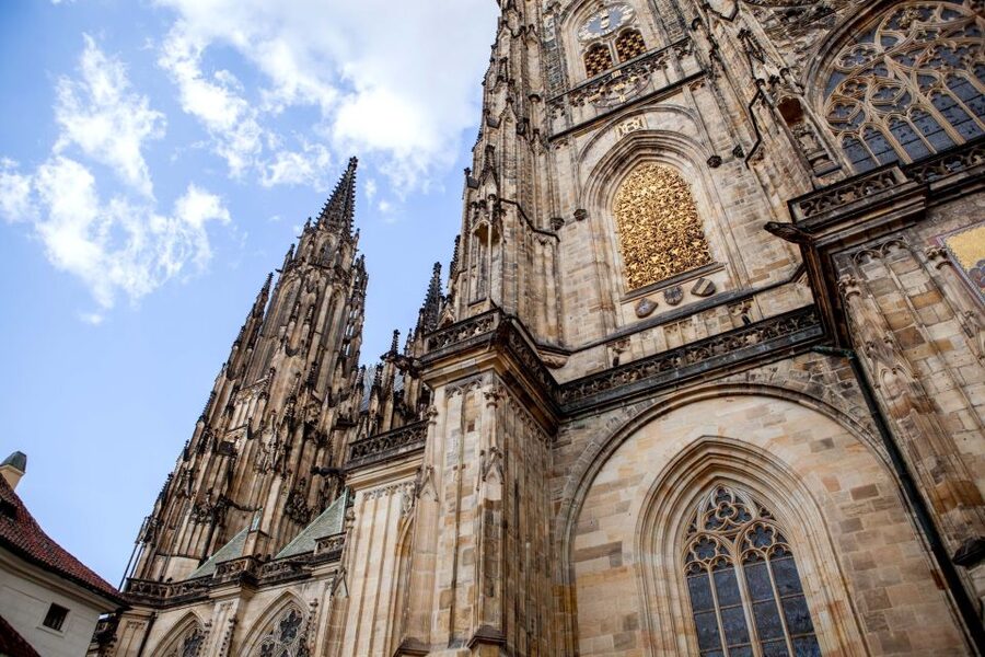 Prague: Full-Day Sightseeing Tour with Cruise and Lunch - Lunch in a local pub, and why the beer detail matters