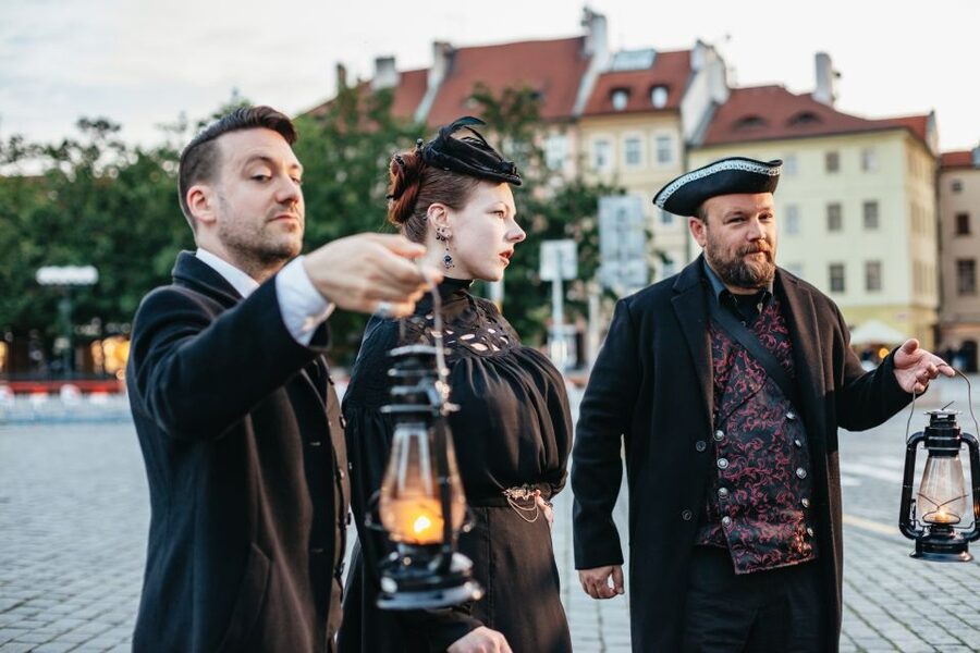 Prague: Ghosts and Legends Nighttime Guided Walking Tour - Finishing at the Old Jewish Cemetery: the last scene lands
