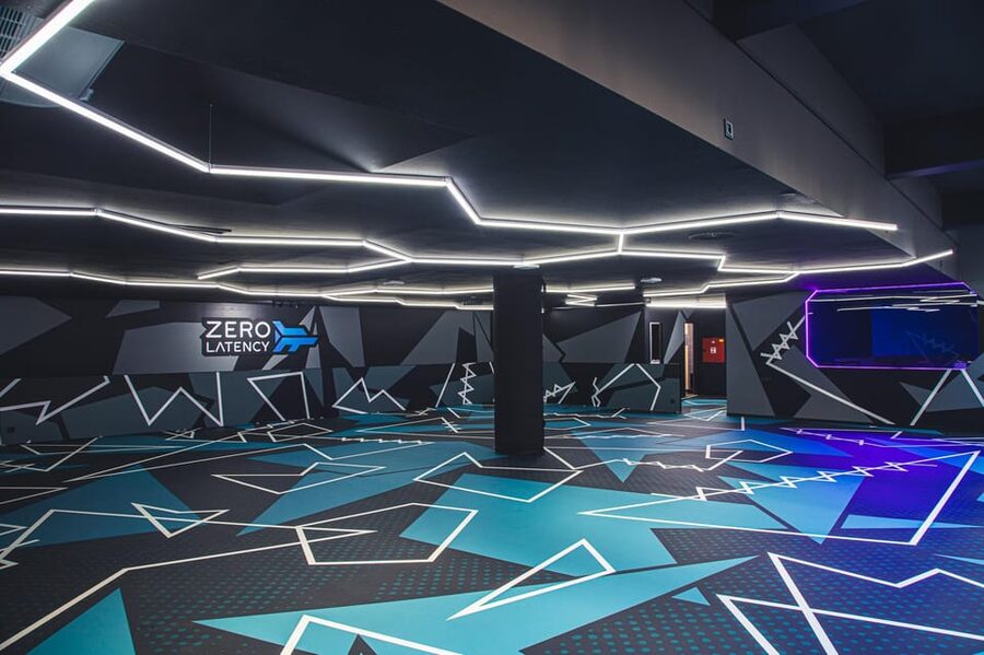 Prague: Immersive VR multiplayer experience - Wireless teamwork: how up to eight players changes the vibe