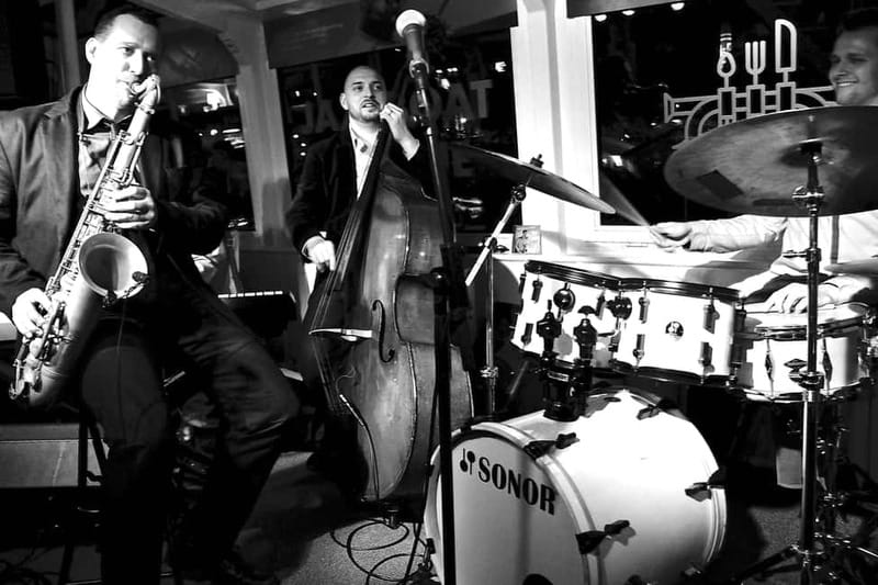 Prague: Jazz Boat Popular Live Jazz Dinner Cruise - The 150-minute flow: cruising, sightseeing, and 3 jazz sets