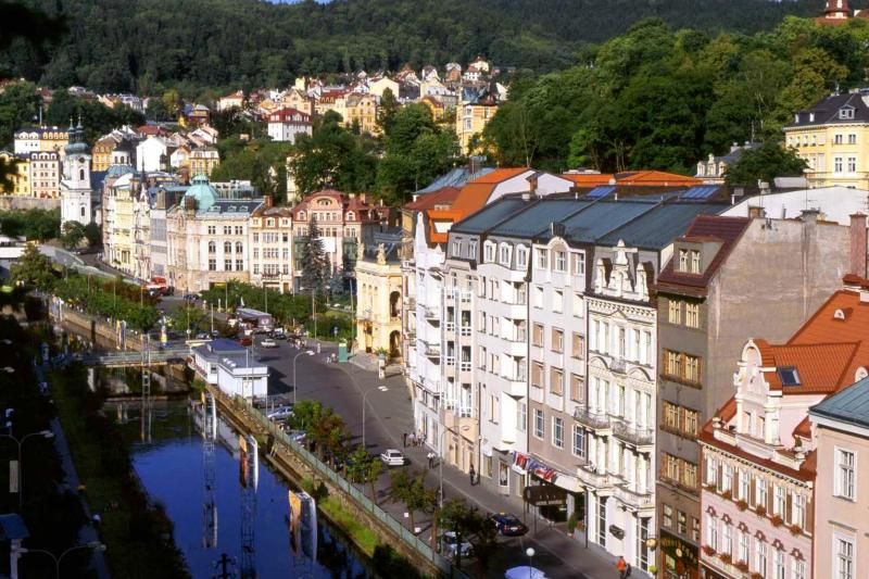 Prague: Karlovy Vary Tour with Lunch and Moser Museum Visit - The 16 Springs and Vridlo: What You Are Actually Seeing