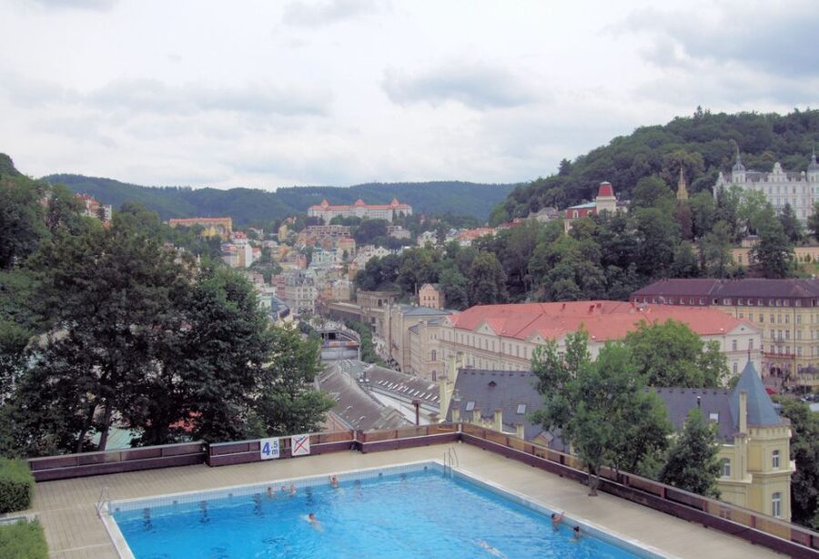 Prague: Karlovy Vary Tour with Lunch and Moser Museum Visit - Lunch in Karlovy Vary: Good Fuel, Limited Choices