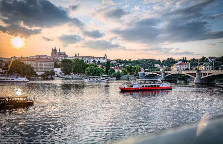 Prague: Lunch Cruise on the Vltava with 3-Course Menu - Key highlights worth your time