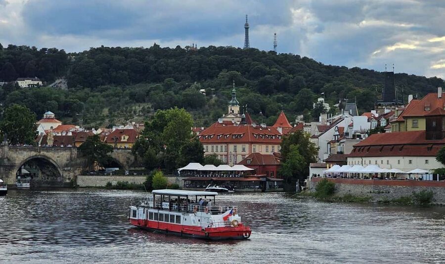 Prague: Lunch Cruise on the Vltava with 3-Course Menu - Vltava Lunch Cruise Time: how you actually fit Prague in 2 hours