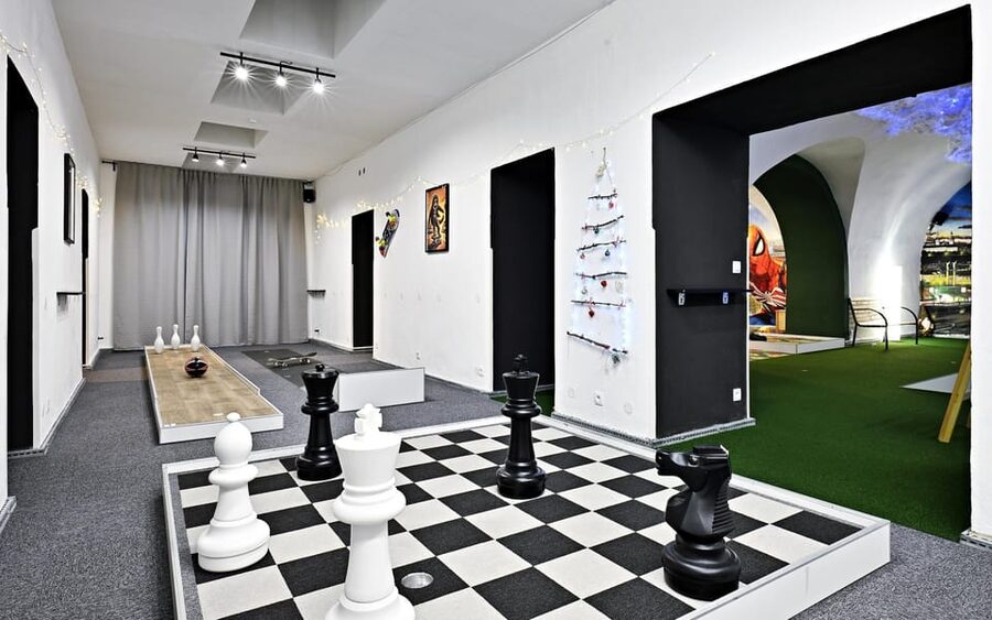 Prague: Mazemania Miniature Golf Experience - What happens when you arrive, get set up and start playing