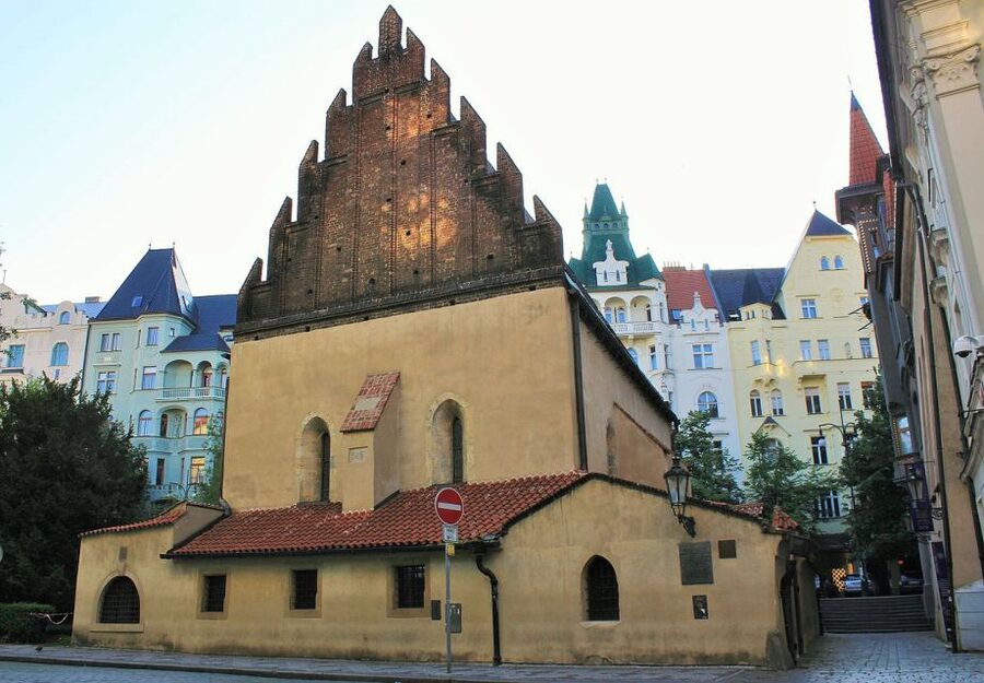 Prague: Old, New, and Jewish Towns Guided Walking Tour - The guide experience: licensed, friendly, and worth paying for