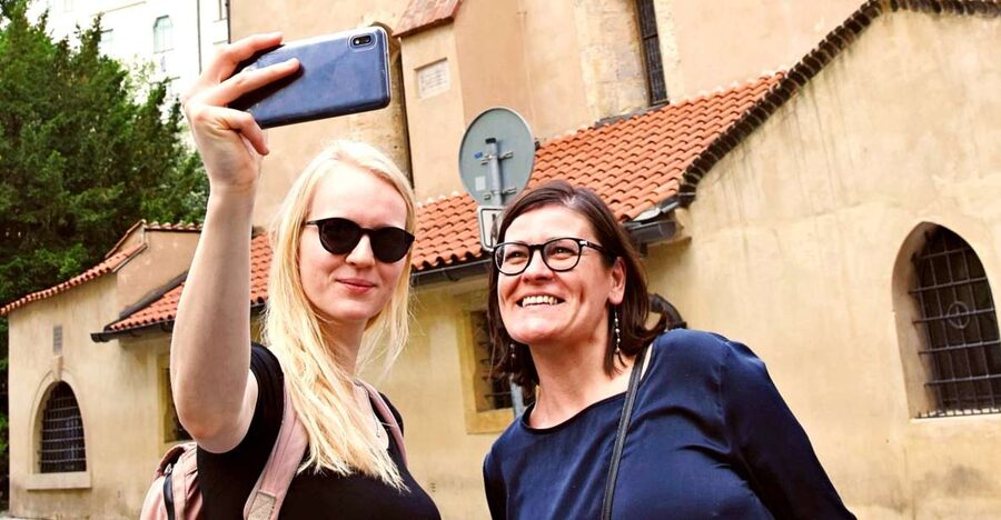 Prague: Old Town and Jewish Quarter Tour - Synagogues and the Largest Synagogue in Europe: What to Notice