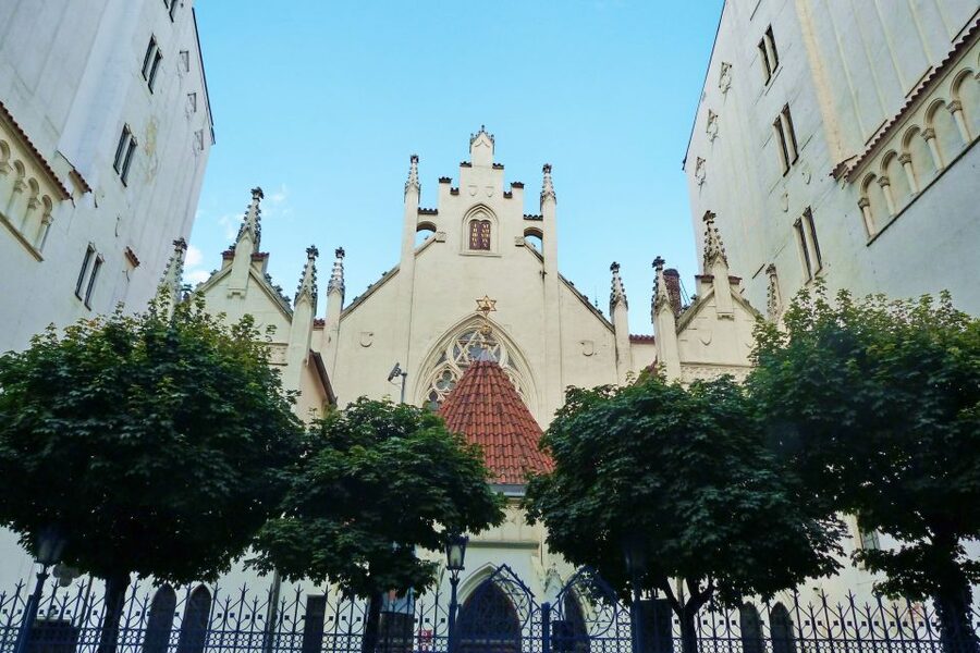 Prague: Old Town and Jewish Quarter Tour with Jewish Museum - Practical details that affect your day, like timing and language