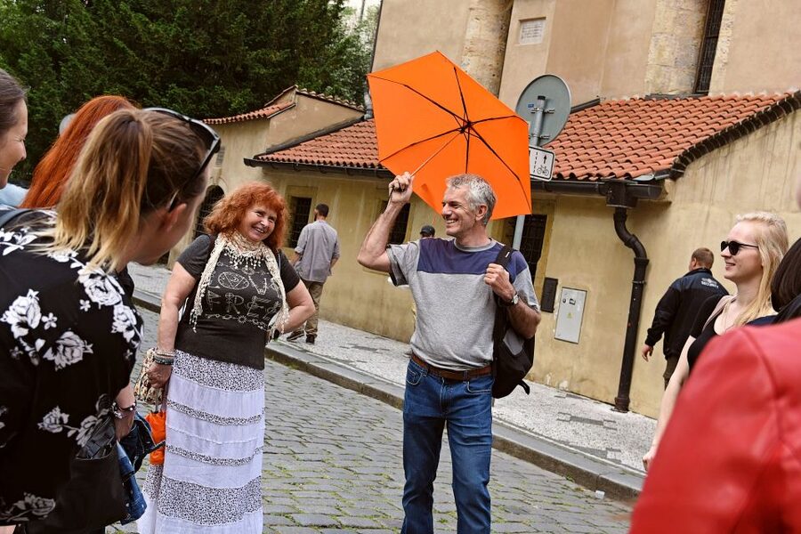 Prague: Old Town and Jewish Quarter Tour - Finding Your Guide Near Charles Bridge