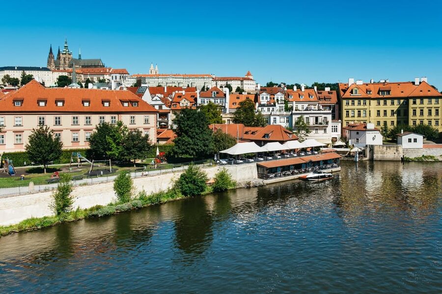 Prague: Old Town, Astronomical Clock and Underground Tour - Josefov and the Jewish Quarter: more than a quick pass
