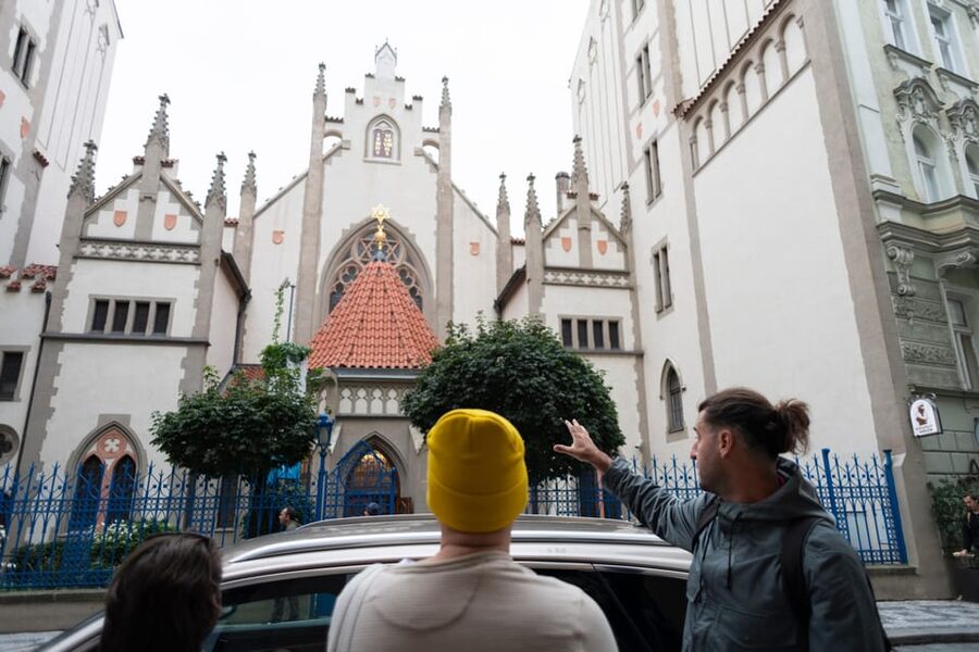 Prague: Old Town, Jewish Quarter & Astro Clock Walking Tour - Languages, bilingual format, and what it means for your experience