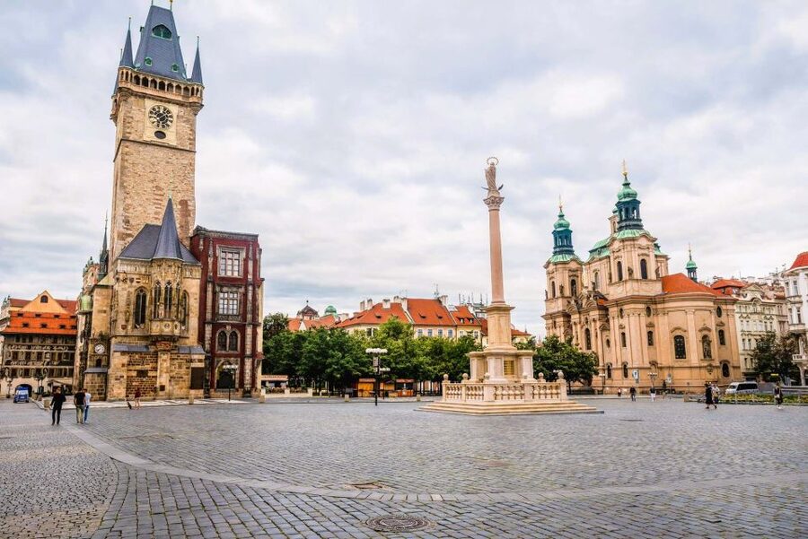 Prague: Old Town Square and Astronomical Clock Audio Guide - Old Town Square, on a Phone Schedule