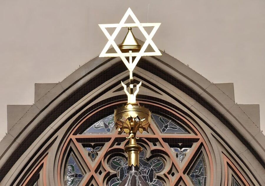 Prague: Prague Synagogues & the Jewish Cemetery Guided Tour - Should you book the Prague Synagogues and the Jewish Cemetery guided tour?
