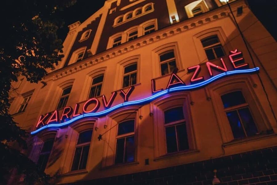 Prague: Pub Crawl with Karlovy Lazne Entry and shots - Meeting Up at Discover Prague Tours Office and Getting Ready