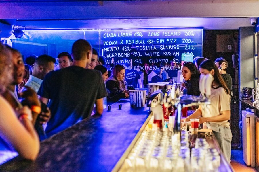 Prague: Pub Crawl with Unlimited Drinks & 5-floor Club Entry - Special date notes if you’re booking around New Year