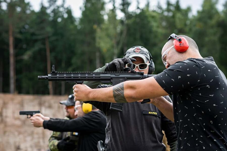 Prague: Shooting Experience with 3 to 10 Guns & Bus Transfer - What you will actually do during the session