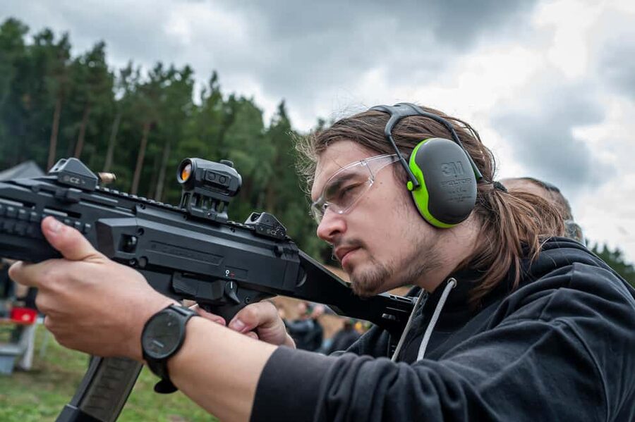 Prague: Shooting Experience with 3 to 10 Guns & Bus Transfer - Lunch and soft drinks, the unglamorous part that matters