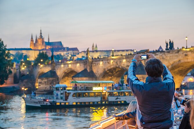 Prague: Sightseeing Boat Cruise with Buffet Dinner - Key points to know before you go
