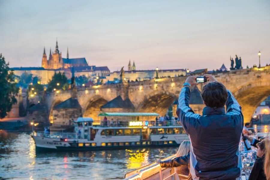Prague: Sightseeing Boat Cruise with Buffet Dinner - Drinks and the bar: keep your budget in mind