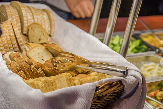 Prague: Sightseeing Boat Cruise with Buffet Dinner - Audio guide and Wi-Fi: how to avoid the common headaches