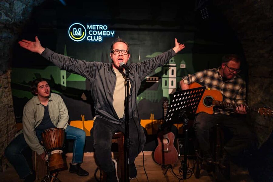Prague: Sunday Live Music & Stand-Up Comedy Night in English - Finding the Place Near Charles Bridge, and Why Arriving Early Helps