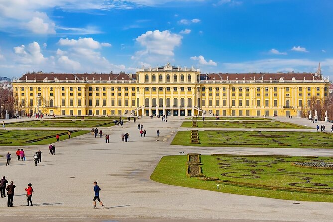 Prague–Vienna Car/Van (1–7 pax) via Lednice Chateau & Mikulov - Price and value: what you are really paying for