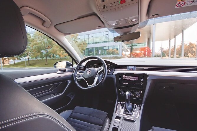 Private ARRIVAL Transfer by LIMOUSINE 3+1pax - Price and Value: $50.46 Per Group for a Private Ride