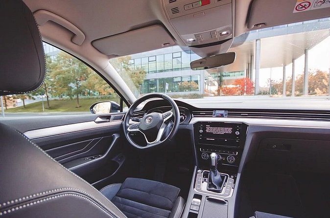 Private ARRIVAL Transfer by LIMOUSINE 3+1pax - The Main Risks to Watch: Flight Delays and Driver Timing
