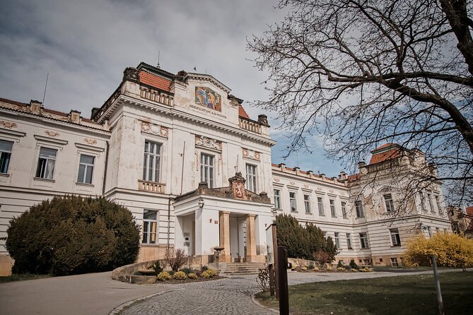 Psychiatric Hospital & Abandoned Cemetery - The maze of buildings: how the guide keeps it understandable